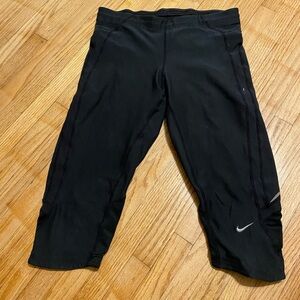 Nike Fit Girls size 4-6 small Nike cropped dry fit pants Zipper Pocket on back
